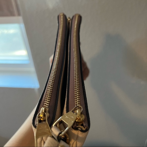 Louis Vuitton - Picture 2 of 7